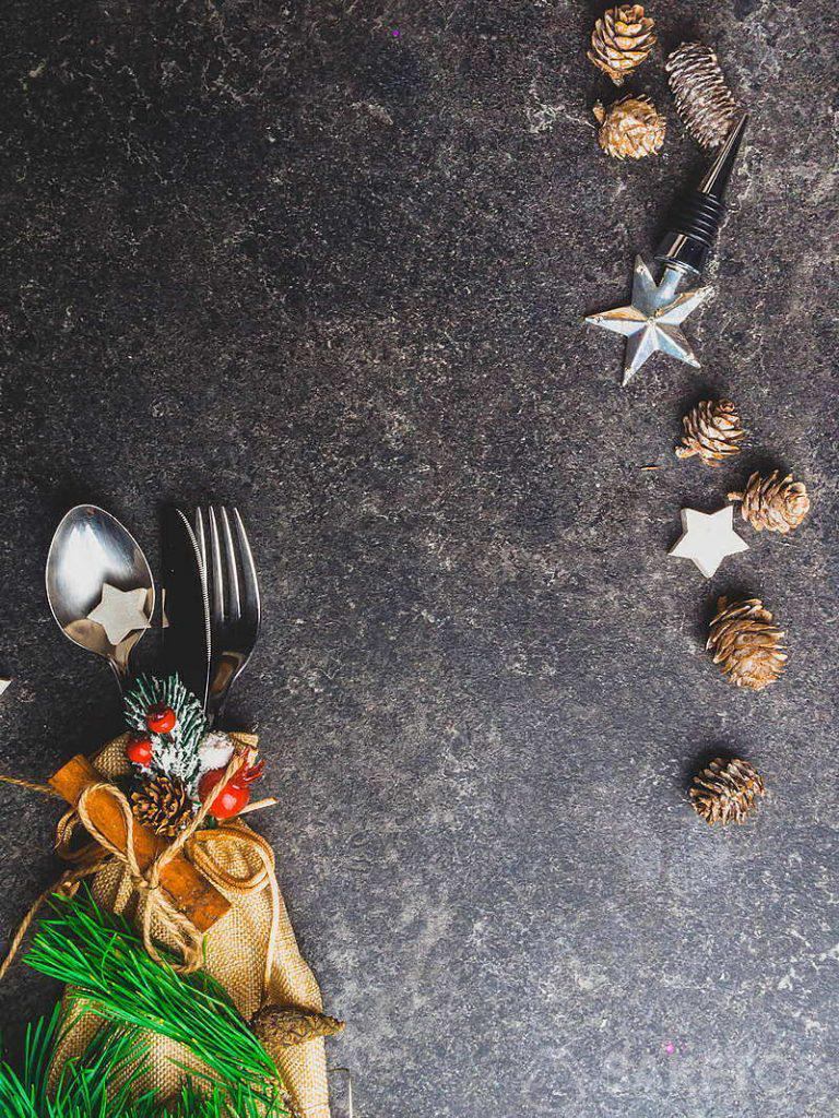 Welke kerstdecoratie kiezen voor interieurs? 10 Bestek in een jutezakje met kerstversiering