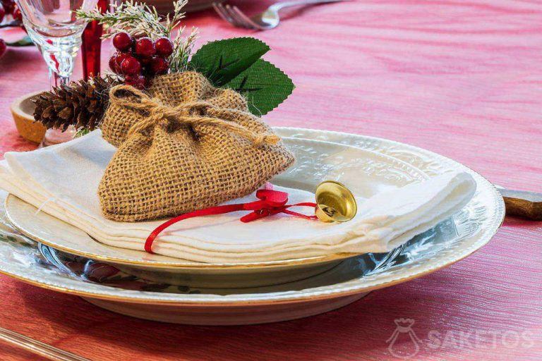 Welke kerstdecoratie kiezen voor interieurs? 14 Kleine geschenken voor gasten kunnen in een jute zakje worden geplaatst