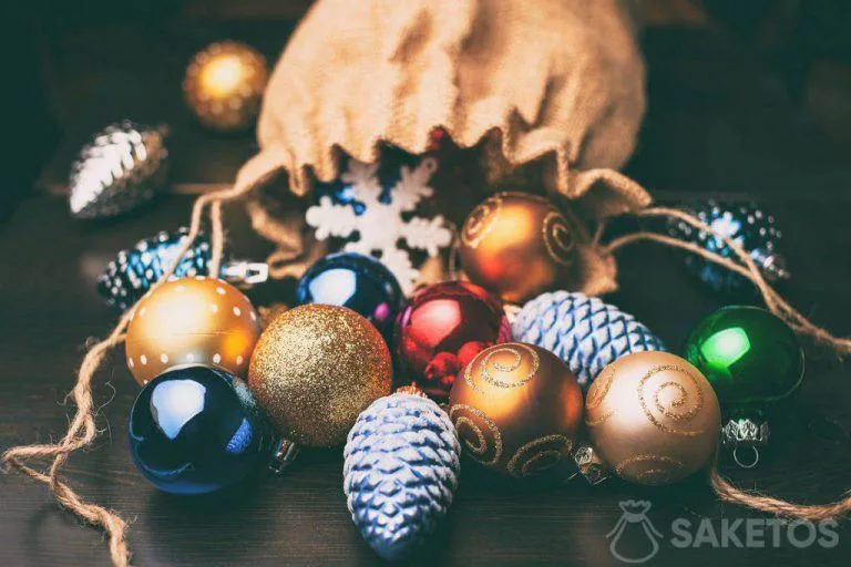 Welke kerstdecoratie kiezen voor interieurs? 2 Kerstballen in een jute zakje