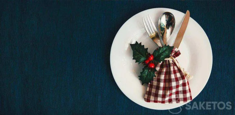 Welke kerstdecoratie kiezen voor interieurs? 13 Om de tafelsetting formeler te maken, kun je het bestek in een zakje doen