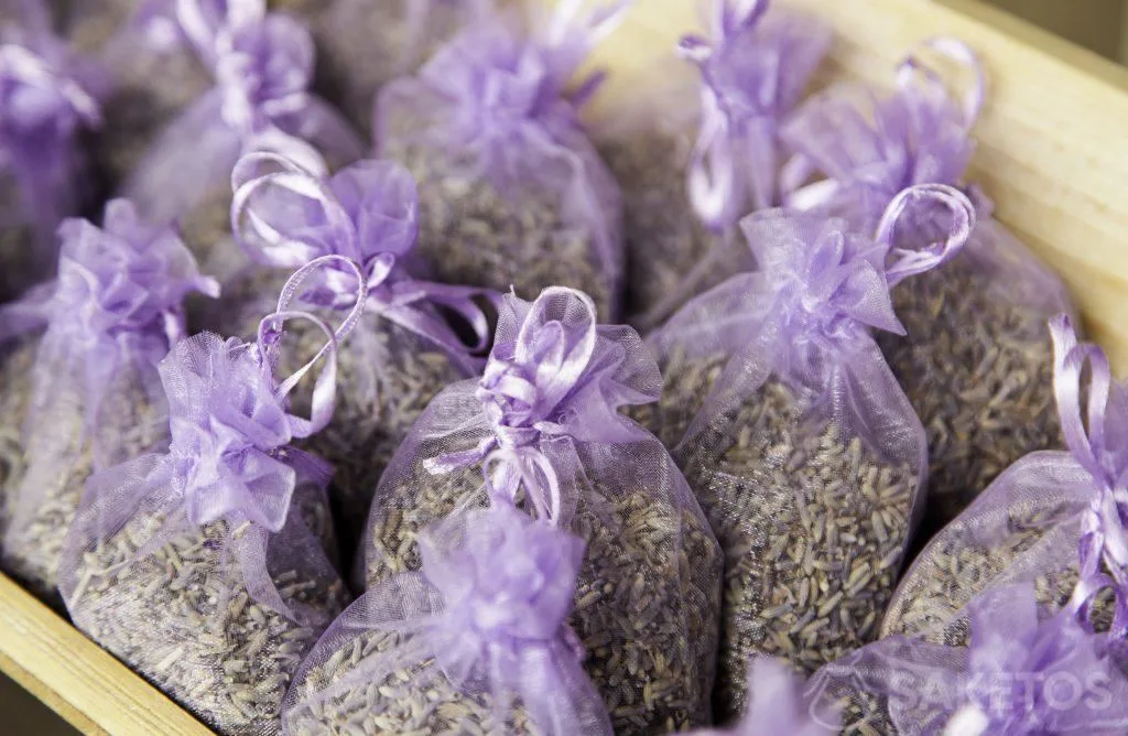 Verpakking voor cadeaus voor bruiloftsgasten en andere toepassingen van huwelijkszakjes 13 Organza zakjes in violette kleur gevuld met lavendel