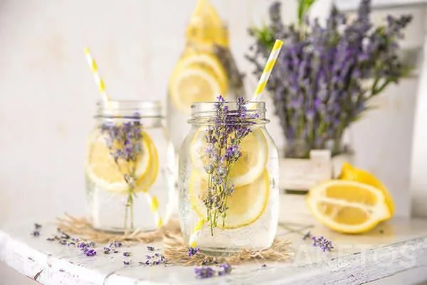Bruiloft met lavendel - lavendelbloemen als thema voor bruiloft en receptie 19 Limonade met lavendelbloemen