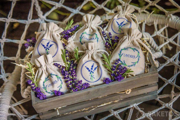 Bruiloft met lavendel - lavendelbloemen als thema voor bruiloft en receptie 16 Linnenzakjes voor lavendel