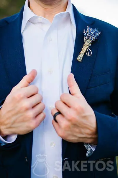 Bruiloft met lavendel - lavendelbloemen als thema voor bruiloft en receptie 9 Boeket lavendelbloemen in het knoopsgat van de bruidegom