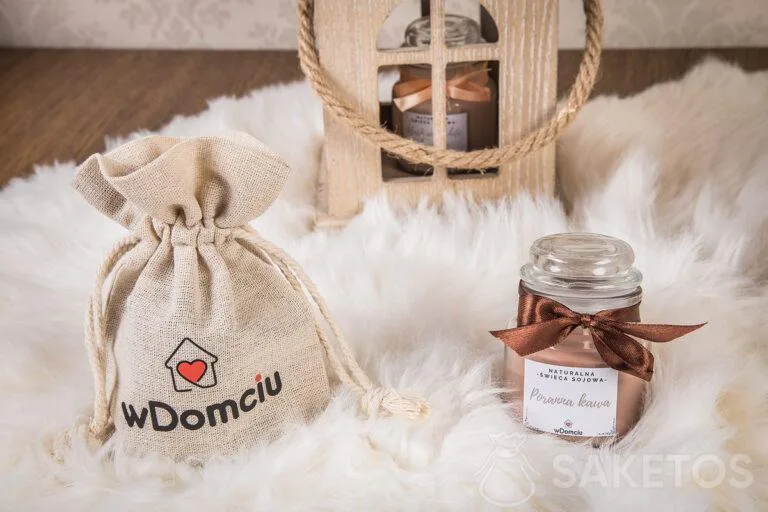 Een zakje met een logo voor een geurkaars