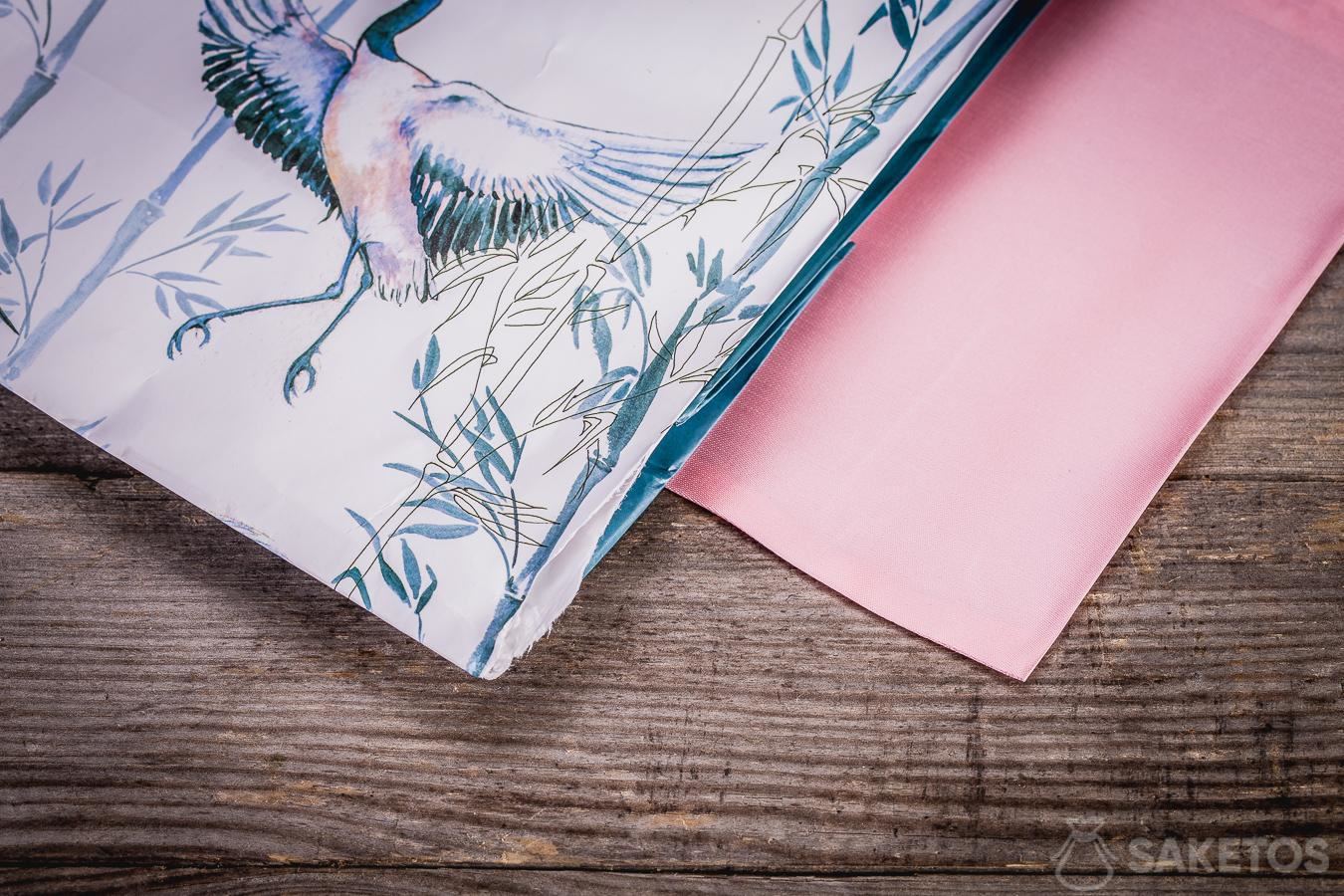 5 redenen, waarom je van papieren zakken gaat afzien 3 Een geschenkzakje van satijn ziet er buitengewoon elegant uit.