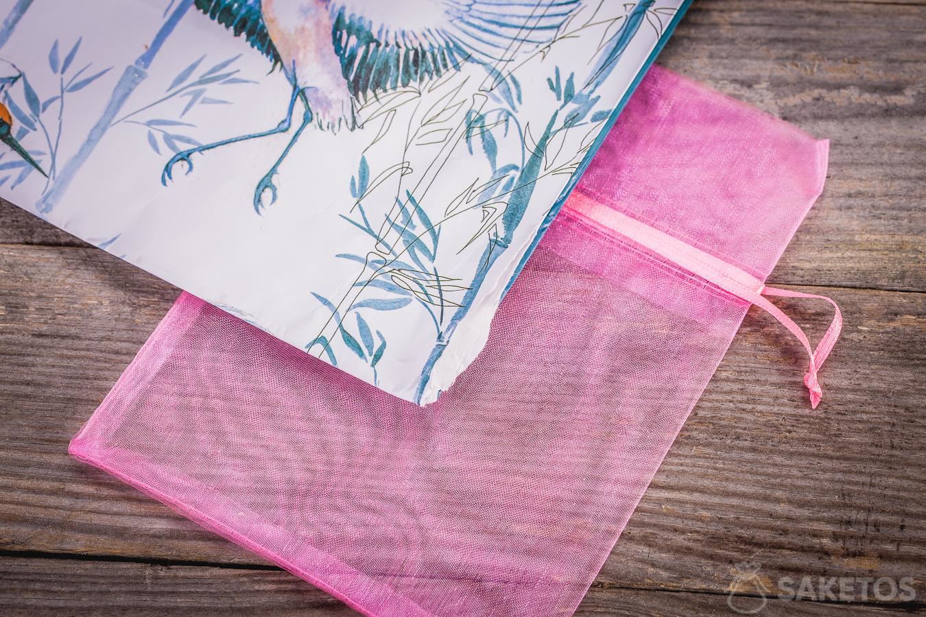 5 redenen, waarom je van papieren zakken gaat afzien 7 Een cadeau in een dergelijke verpakking springt vanzelf meer in het oog.