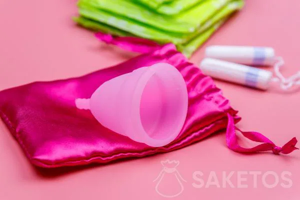 Een subtiel satijnen zakje voor maandverband, tampons of menstruatiecups