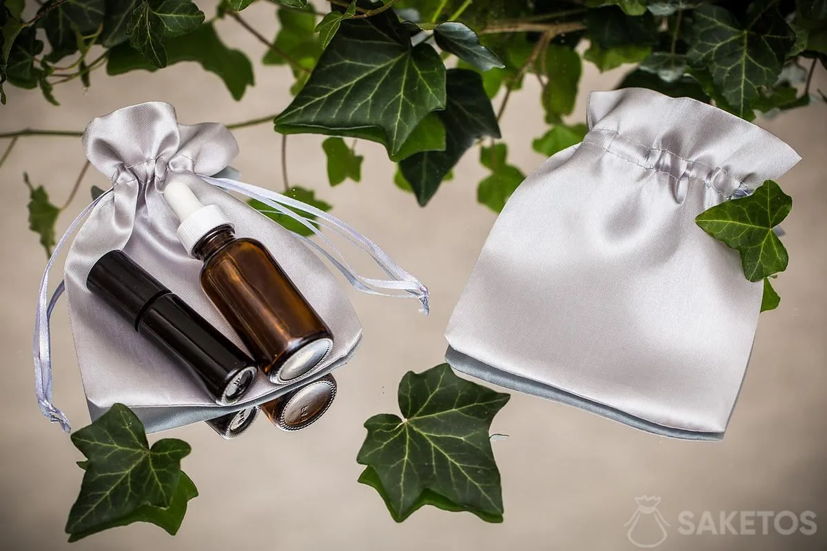 Elegante, satijnen zakjes voor cosmetica
