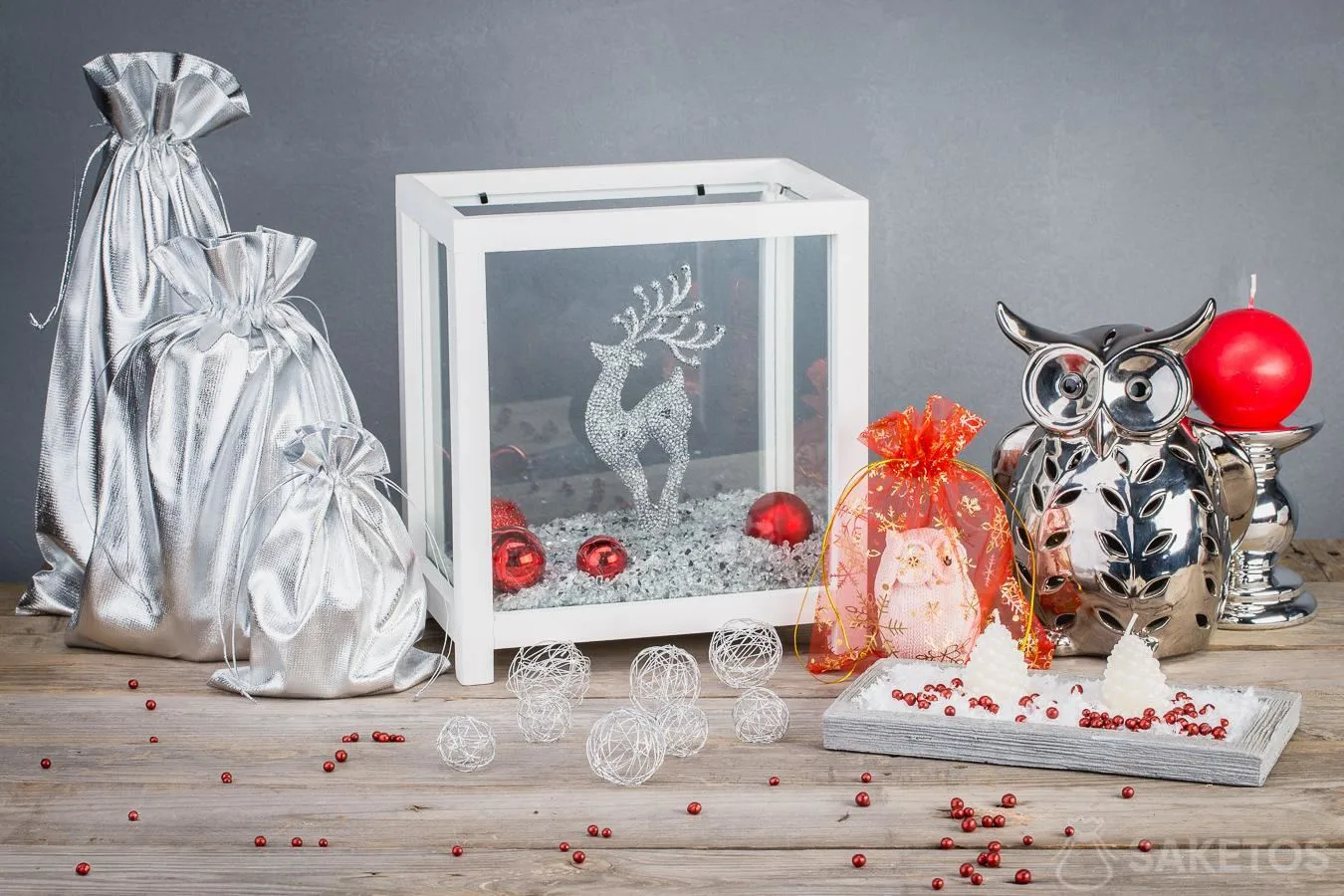 Metaalachtige geschenkzakjes geven de kerstversieringen een moderne look.
