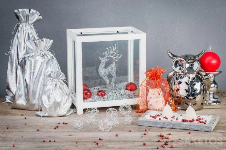 Welke kerstdecoratie kiezen voor interieurs? 3 Metalen zakjes geven kerstversieringen een moderne uitstraling