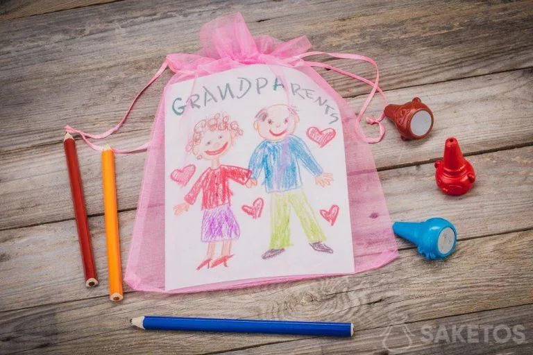 Cadeau - wenskaart voor grootouders verpakt in een organza zakje