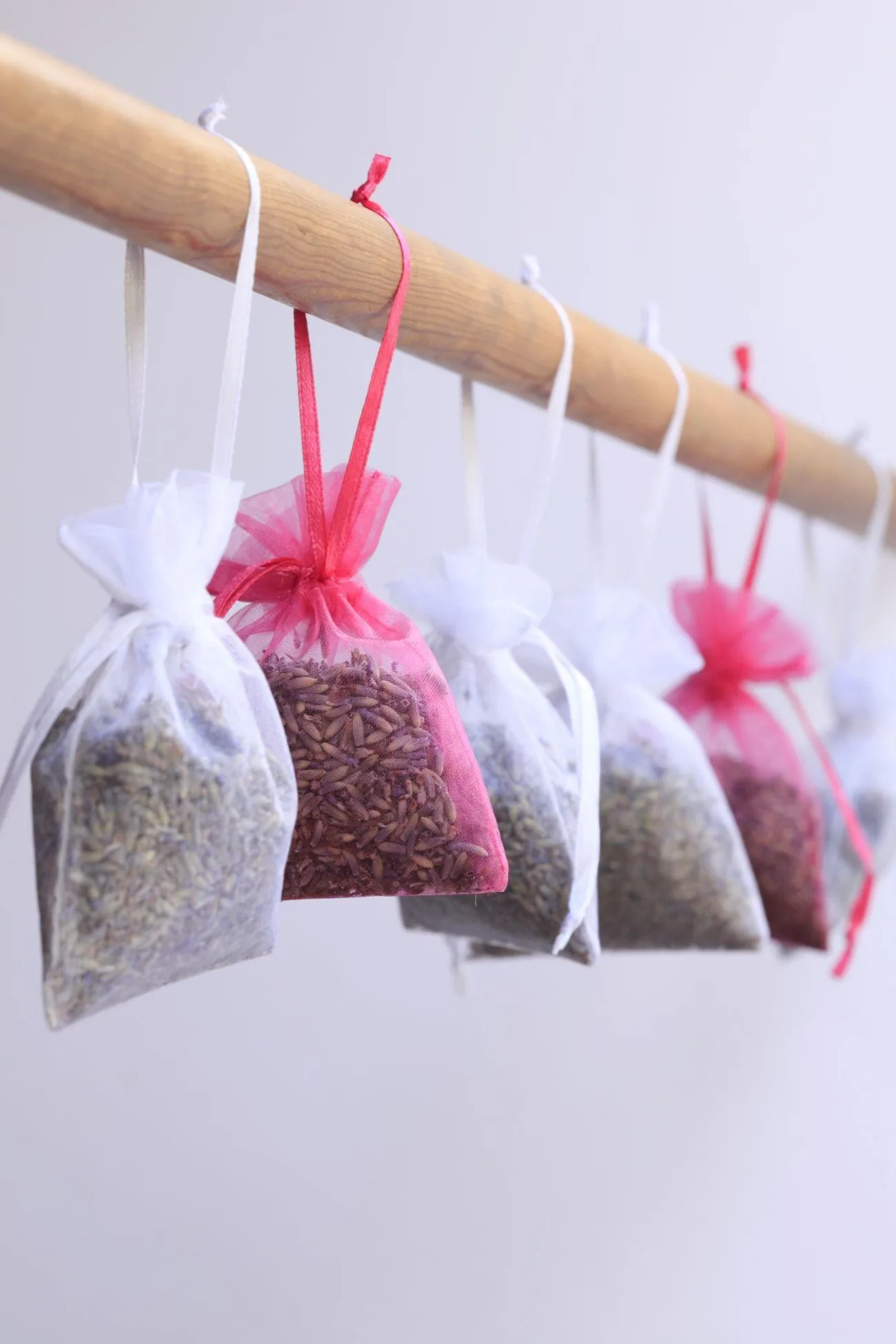 Organza zakjes met lavendel voor de kleerkast of garderobe