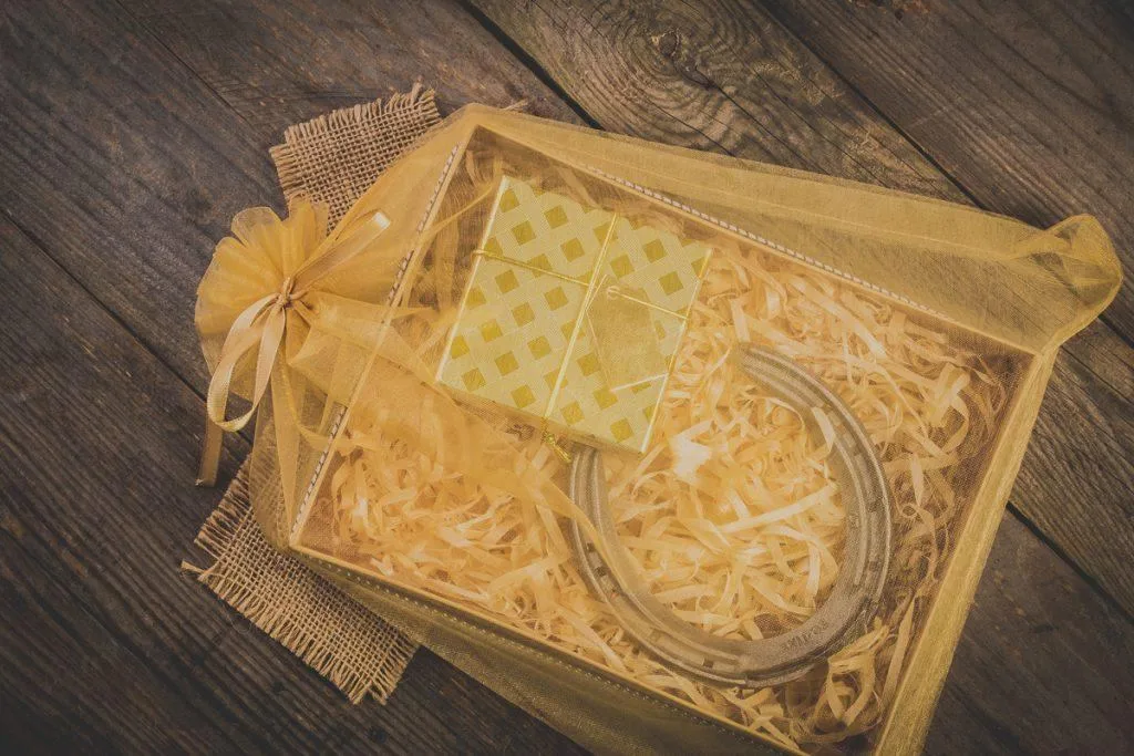 Creatieve cadeauverpakkingen voor leraren 8 Lint gebonden op organza zakjes