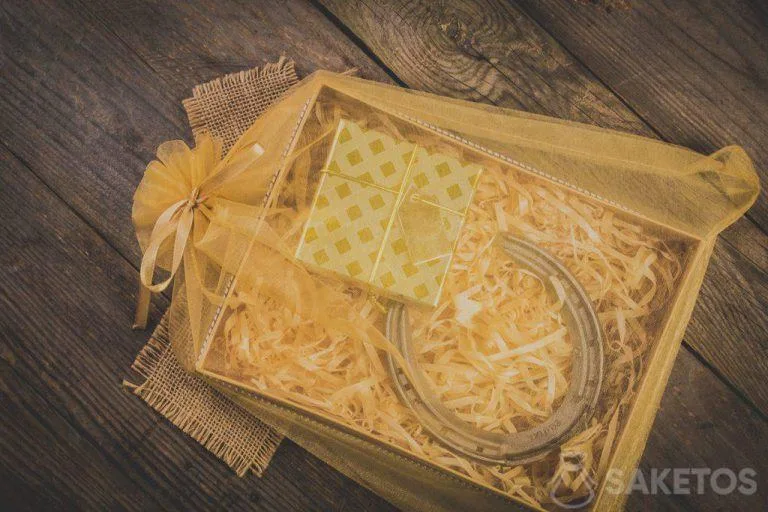 Geschenken in een organza zakje met een decoratief lint