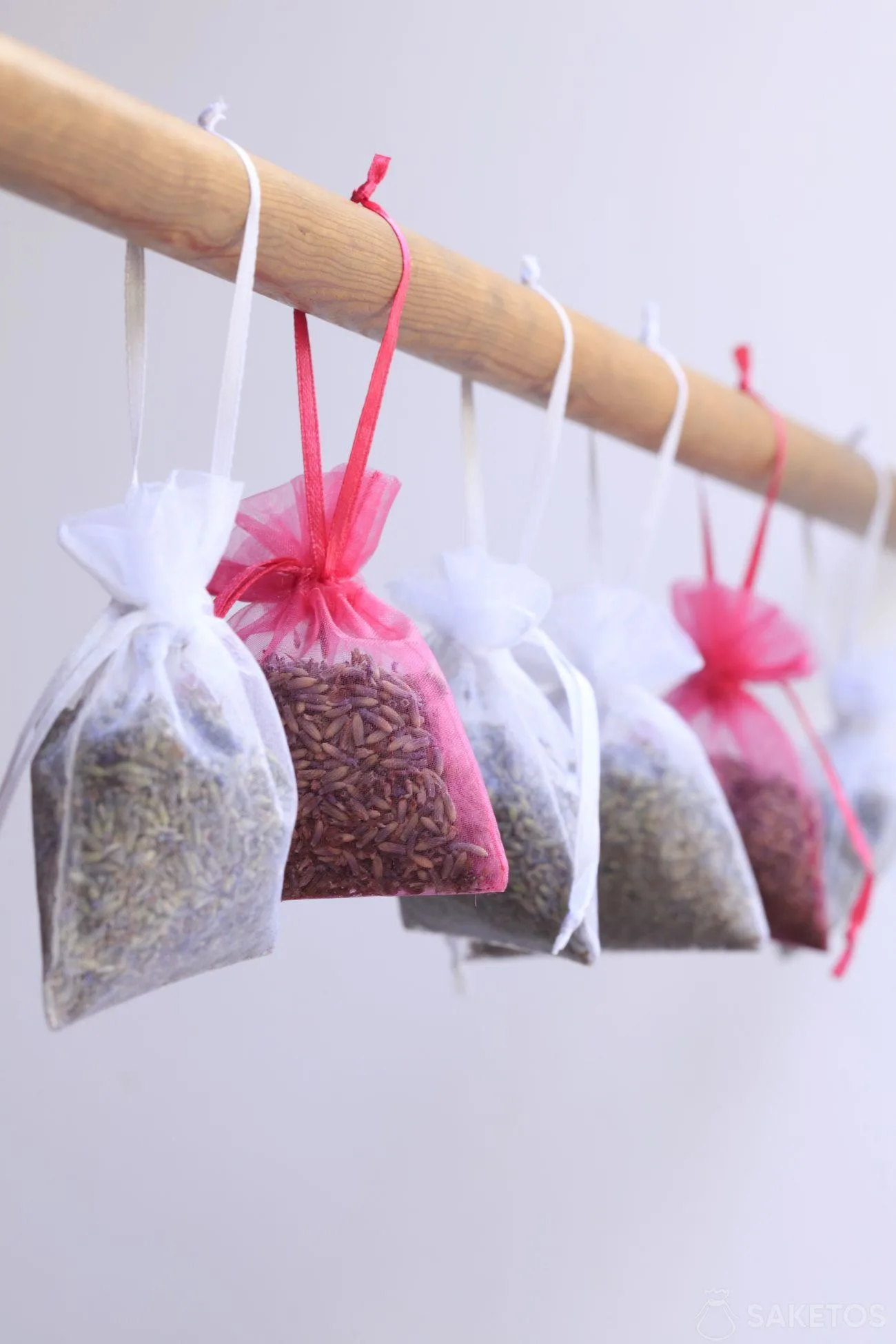 Vochtabsorptiezakjes - een doe-het-zelf klus 6 Droom jij van een frisse geur in je kleerkast of kleedkamer? Gebruik geurzakjes!