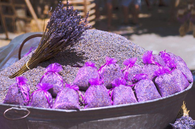 Bruiloft met lavendel - lavendelbloemen als thema voor bruiloft en receptie 15 Paarse organza zakjes voor bruiloft en receptie