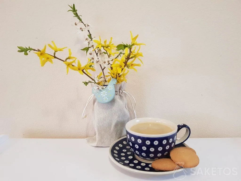 Paasinterieurinrichting met gelegenheidszakjes 4 Stoffen zakjes presenteren zich uitstekend als omhulsels voor bloempotten en vazen