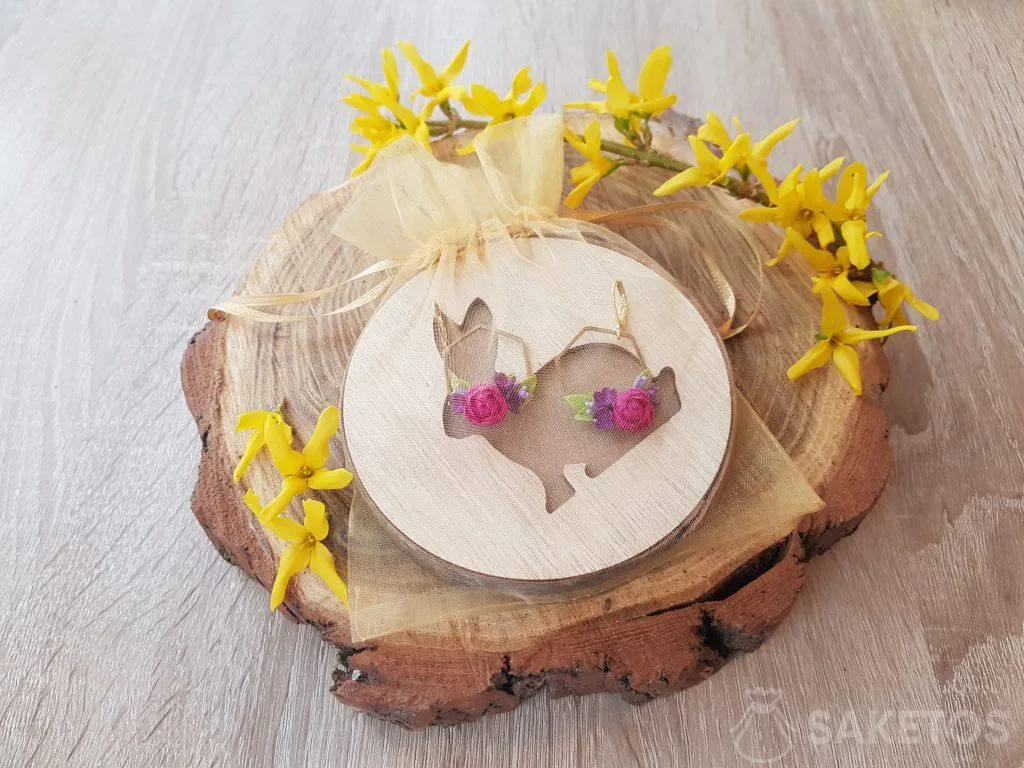 Een zakelijke verpakking voor uw paasgeschenken! 7 Oorbellen verpakt in een zakje van goudkleurig organza.