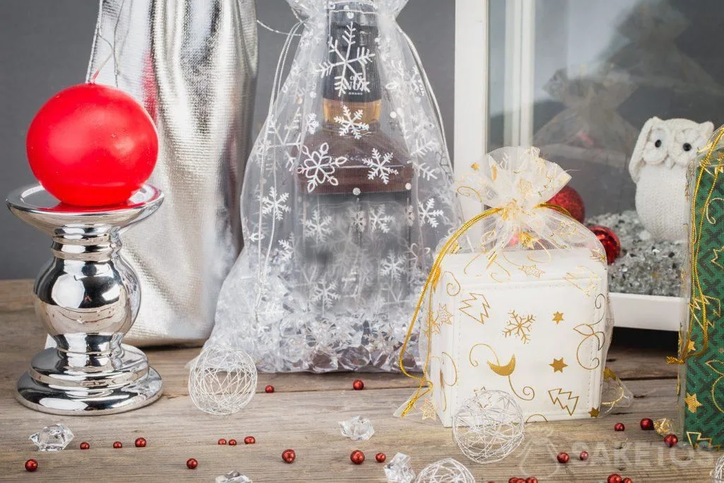 Verras ze! Verpakking voor kerstcadeautjes voor ouders 5 In een organza zakje kunt u alcohol plaatsen om het er effectief uit te laten zien