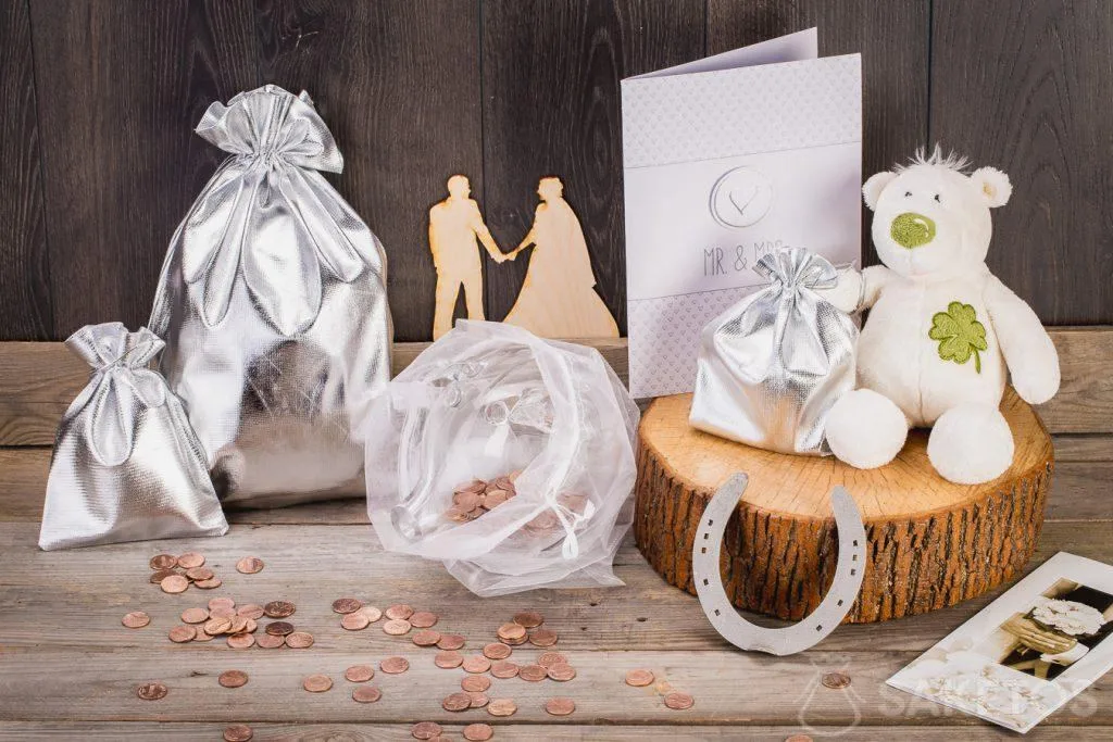 Modieuze gadgets (props) voor foto's op Instagram 10 When the wedding gift is money, you can pack it in a glass piggy bank placed in an organza bag.