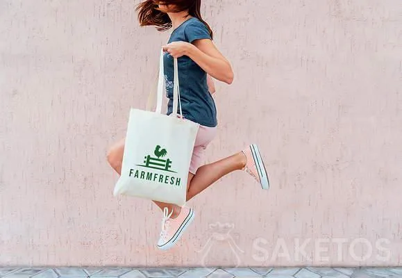 Een grote katoenen boodschappentas met een op maat gemaakte bedrukking volgens het ontwerp van de klant 2 Verpakking met logo als promotieartikel