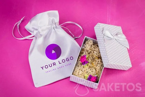 Een zakje van satijn met jouw firma logo erop