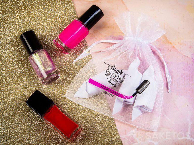 Organza zakje voor zoete bedankjes, zoals snoepjes voor klanten van de manicure- en nagelstudio.