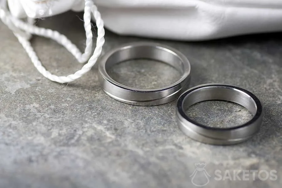 Stalen ringen, stoffen zakje met trekkoord