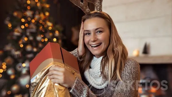 Elegante geschenkverpakkingen 7 Een elegant gouden zakje als verpakking voor een kerstcadeau