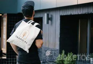 Een grote katoenen boodschappentas met een op maat gemaakte bedrukking volgens het ontwerp van de klant 4 katoenen tassen met logo's