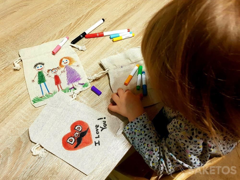DIY sensorische voelzakjes - hoe naai ik ze? Waarmee vul ik ze op? Voelzakjes als speelgoed voor kinderen 11 Een creatief spel voor kinderen - beschilderen van linnen zakjes