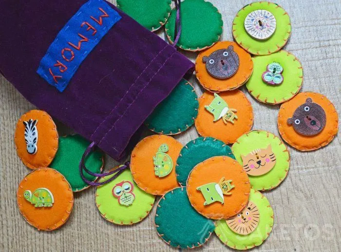 DIY sensorische voelzakjes - hoe naai ik ze? Waarmee vul ik ze op? Voelzakjes als speelgoed voor kinderen 9 Een vilten memory spelletje in een velours zakje