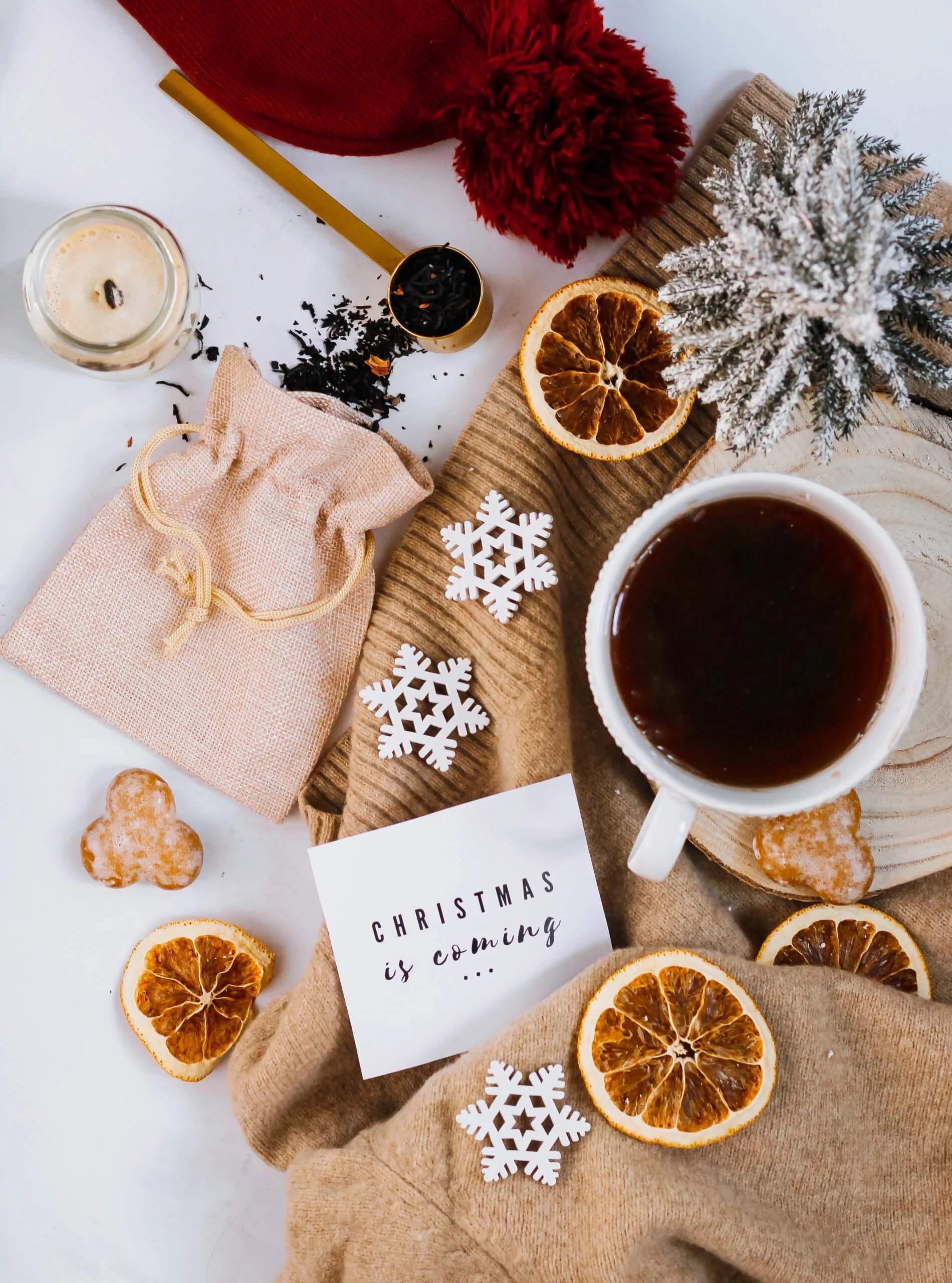 thee met een mengsel van vruchten en kruiden