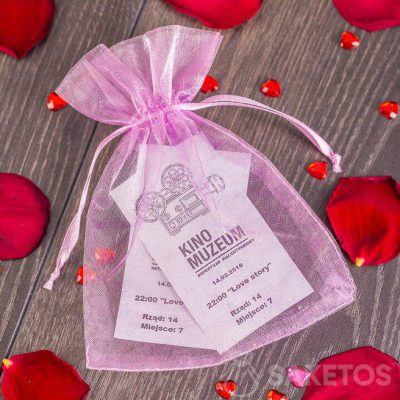 Een cadeau voor Vrouwendag voor de moderne huisvrouw 18 Geef een cadeau van... ervaringen! Bioscoopkaartjes zien er geweldig uit in een decoratief organza zakje