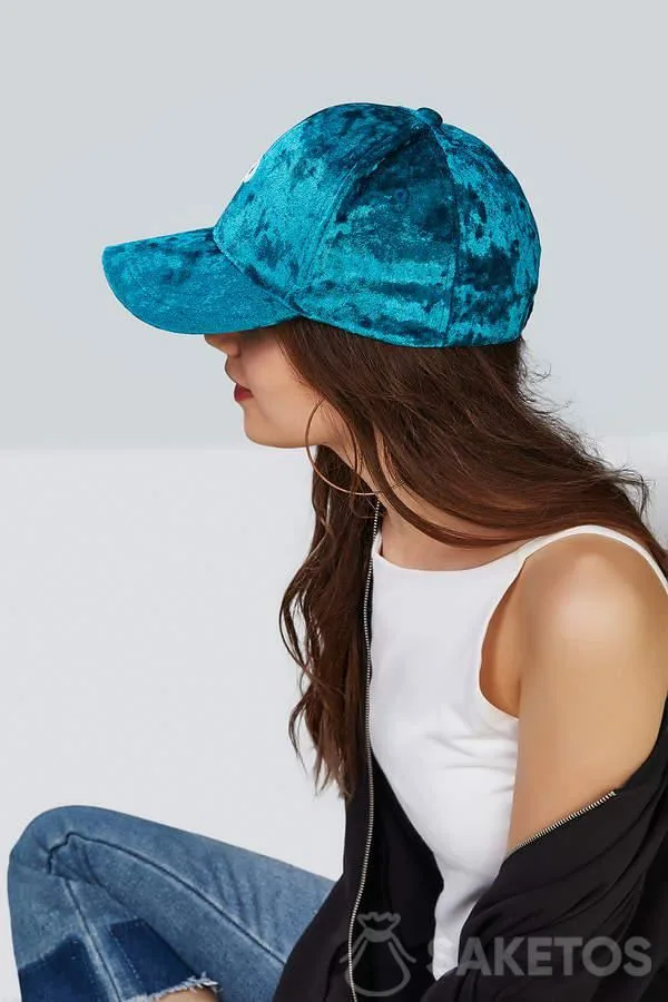 Velours - hoe ontstaat deze stof en waar wordt zij zoal voor gebruikt? 7 6.Het pluche materiaal wordt gebruikt om modieuze kleding voor kinderen en volwassenen te maken en ook diverse accessoires.