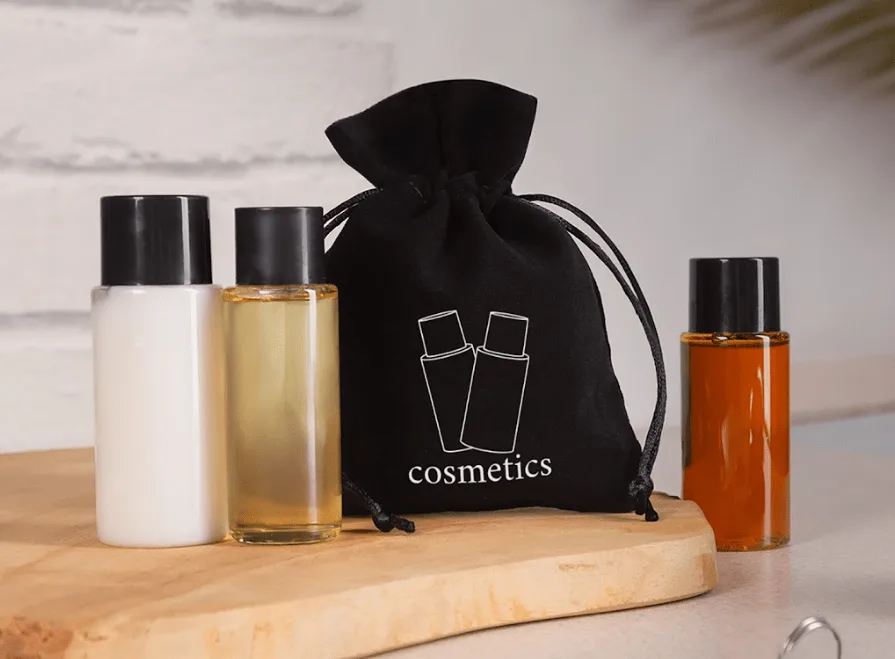 Een kleine toevoeging, groot effect: Zakjes met logo als manier om een prestigieus imago van de schoonheidssalon te creëren. 6 Velours zakje voor mini cosmetica met gepersonaliseerde opdruk