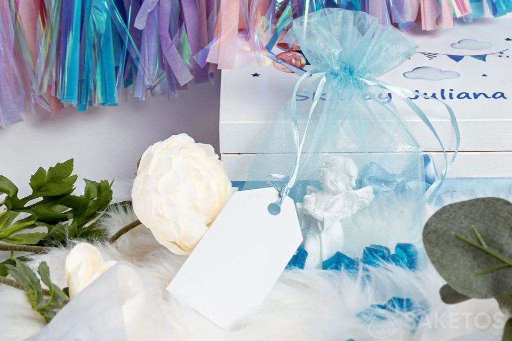 Tafelvignetten met een geschenk voor de gasten 9 Een zakje met een cadeautje en een kaartje dat een traditioneel vignet kan vervangen