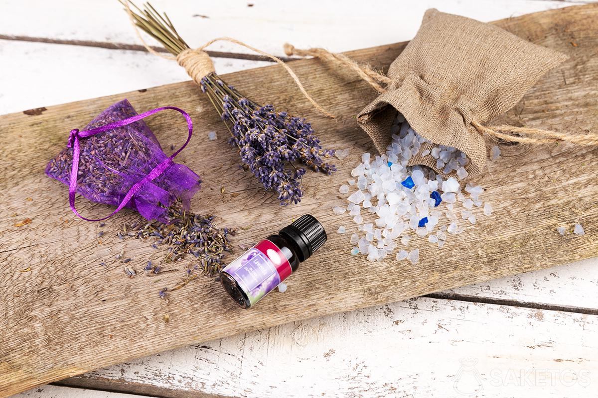 Waar maak je een effectieve geurabsorber van? Zelfgemaakte manieren om de lucht in je kledingkast en auto te verfrissen 2 hoe maak je vochtabsorberende zakjes