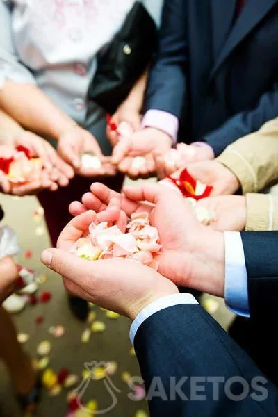 Bruiloftsgasten wachten om het pasgetrouwde stel te douchen na het verlaten van de kerk