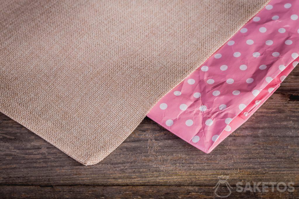 Linnen stof, wat is dat? Kenmerken en toepassingen 3 Zakjes van linnen met gekleurde opschriften.