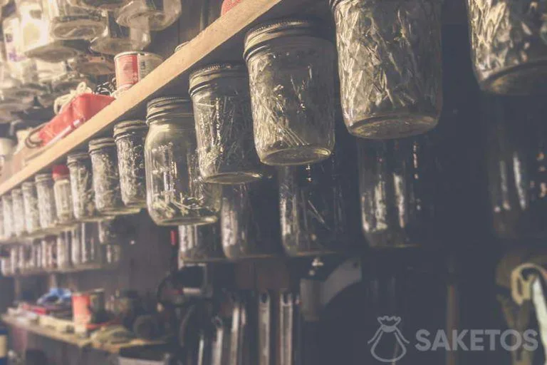 Je kunt schroeven, spijkers, deuvels en andere kleine elementen onder andere bewaren in glazen potten.