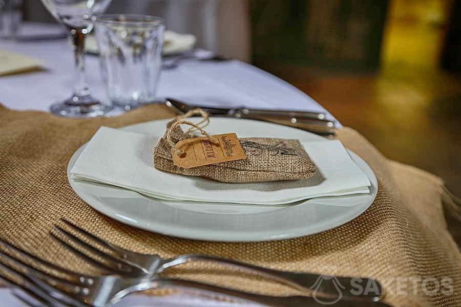 Tafelvignetten met een geschenk voor de gasten 10 Jute zak met opdruk en gepersonaliseerd label