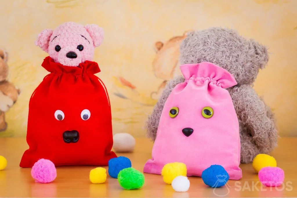 Velours - hoe ontstaat deze stof en waar wordt zij zoal voor gebruikt? 10 9.Zakjes van velours zijn ideaal voor het decoratief opbergen van speelgoed.