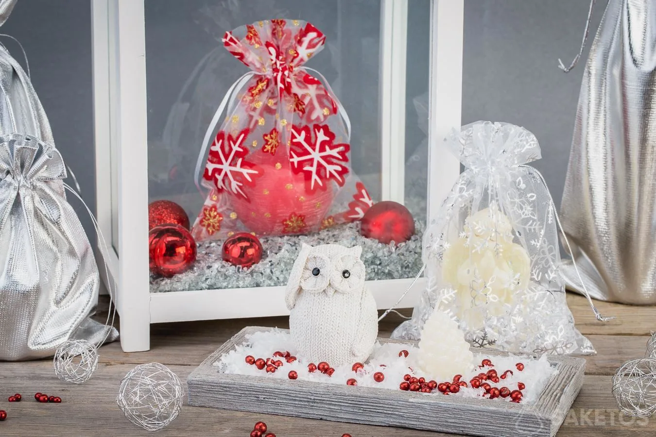 Onze geschenkzakjes voor Kerst passen uitstekend bij andere versieringen 