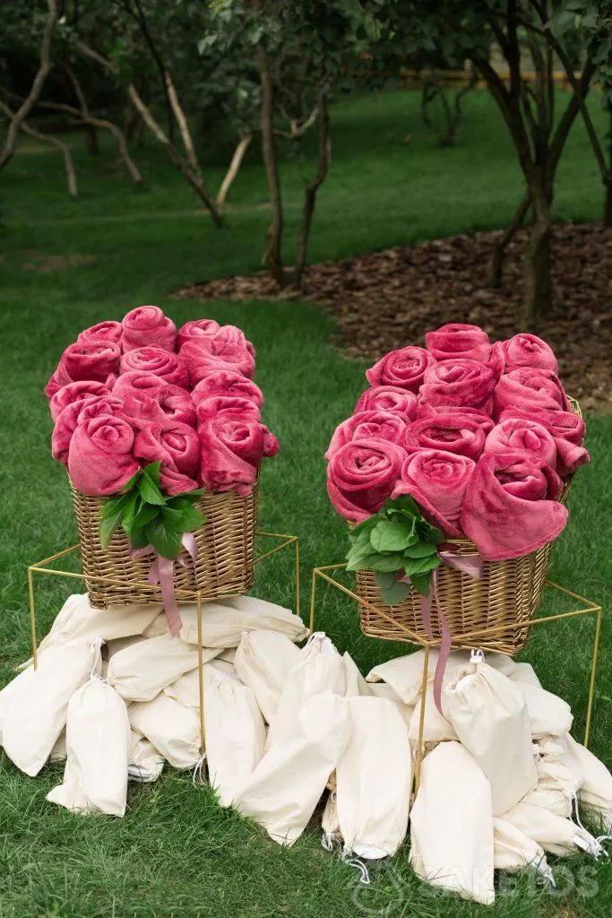 Verpakking voor cadeaus voor bruiloftsgasten en andere toepassingen van huwelijkszakjes 5 Versierde opgerolde dekens en slippers in linnen zakken voorbereid voor bruiloftsgasten