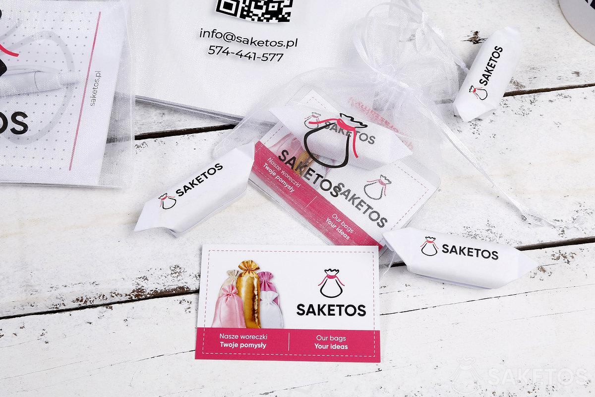 Een organza zakje met logo als verpakking voor visitekaartjes