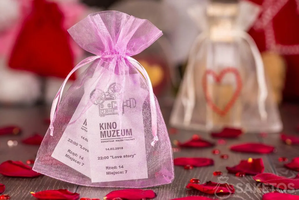 Inspirerende geschenken voor vrouwendag 6 Bioscoopkaartjes verpakt als cadeau in een zakje van organza