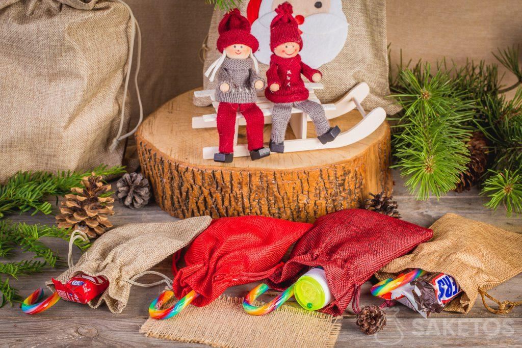 De Kerstman op school of op de kleuterschool? Cadeauzakjes voor kinderen 2 1.In stoffen zakjes van stof kunt U snoepjes voor het Kerstfeest verpakken. De Kerstman in de kleuterschool