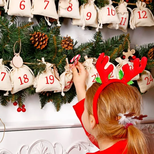 Adventskalender in de vorm van een slinger van zakjes